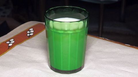 Mit einem Glas Milch gegen unangenehme Gerüche in der Wohnung.