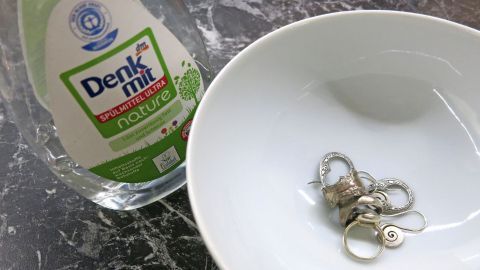 So kann man Schmuck von Schmutz befreien: In eine Schale mit Wasser und etwas Spülmittel legen und über Nacht einweichen lassen.