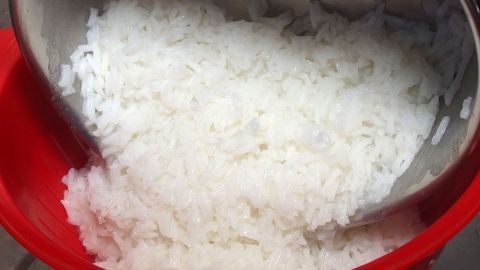 Gegen Durchfall: Reis kochen, Reiswasser auffangen, warm oder abgekühlt trinken.