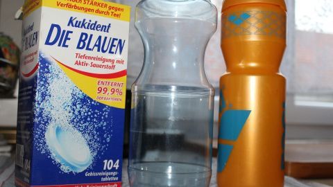 Kukident eignet sich hervorragend zur Reinigung vom Wasserflaschen.