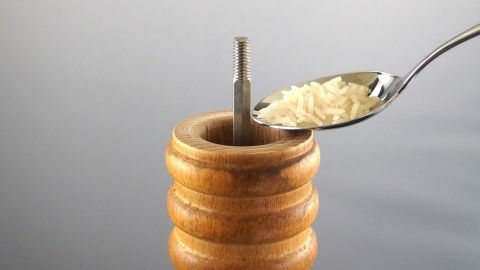 Pfeffermühle mit Reiskörnern reinigen - Reiskörner durch die Mühle mahlen.