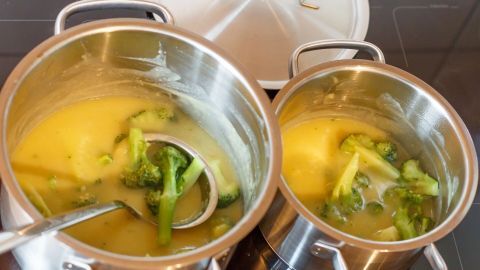 Ein Stück gefrorene Butter zum Andicken von Soßen verwenden, statt Soßenbinder. Der Geschmack wird dabei auch verbessert.