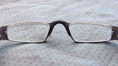 Ganz einfach kann man sich klare Sicht durch die Brille verschaffen, mit Spülmittel.