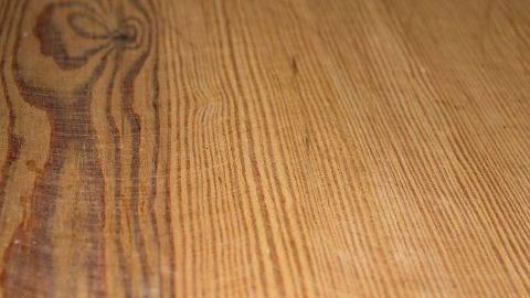 Bier auf ein Tuch, reibt damit das Holz ein und poliert gegebenfalls noch etwas nach.