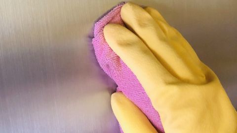 Flächen aus gebürstetem Edelstahl reinigt man am besten mit Waschmittel, das in warmem Wasser aufgelöst wurde