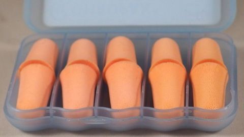 Abhilfe gegen zu viel Ohrenschmalz im Ohr mit Ohrenstöpsel.