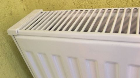 Mit dem Dampfreiniger lässt sich Staub sehr gut aus dem Heizkörper entfernen.