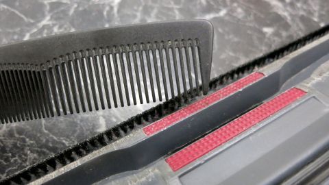 Mit einem kleinen feinzinkigen, flexiblen Kamm lässt sich eine Staubsaugerbürste hervorragend reinigen.