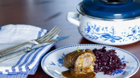 Ein etwas anderes, aber leckeres Rezept für Rouladen. Die Rouladen mit Salz und Pfeffer würzen, mit süßem Senf bestreichen und mit geschnittenen Zwiebeln füllen. Probiert es aus.