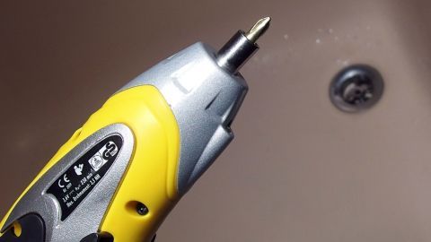 Wenn der Abfluss durch Haare verstopft ist, kann man diese mit einem Akkuschrauber sehr gut entfernen.