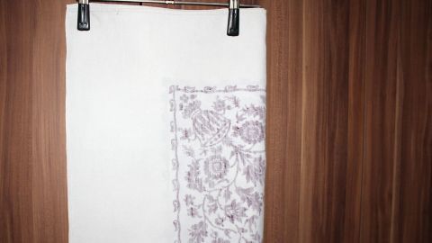 Ich hänge meine Tischdecken so in meinen Kleiderschrank und habe immer glatte faltenfreie Tischwäsche.