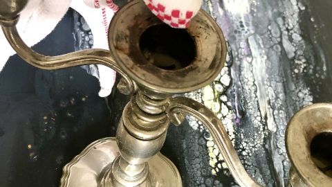 Wachsreste von Kerzenständern aus Edelstahl lassen sich sehr gut mithilfe von heißem Wasser und einem Küchenschwämmchen entfernen.