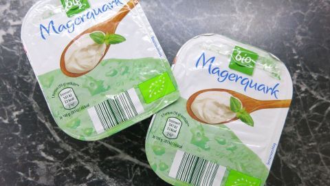 Ein effektives, schmerzlinderndes Hausmittel gegen Schwellungen und Entzündungen ist der allbekannte Quark.