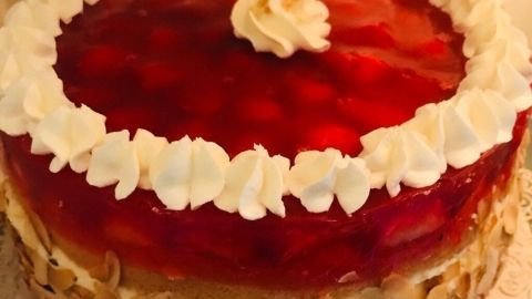 Immer Ärger mit matschigem Tortenboden? Damit ist jetzt endgültig Schluss! Dieser Obstboden schmeckt im Kühlschrank abgedeckt und aufbewahrt auch noch am 2. Tag und ist kein bisschen matschig.