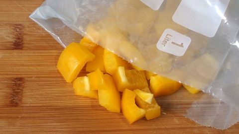 In Würfel geschnittene Paprika portionsweise in Gefrierbeuteln einfrieren.