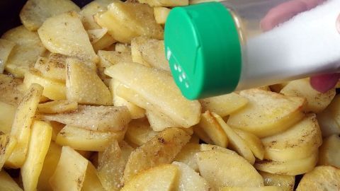Um knusprige Bratkartoffeln zu erhalten, sollte man sie erst zum Schluss salzen.