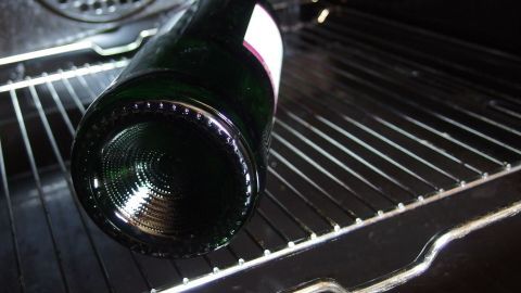 Superleichtes Ablösen von Etiketten an Weinflaschen: Die leere Flasche bei ca. 150 Grad, 5-10 Minuten im Backofen ruhen lassen.