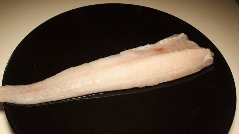 Seelachs (Köhler), ein naher Verwandter von Kabeljau und Schellfisch, kostet meist nur halb so viel wie der Kabeljau, und schmeckt auch sehr gut.