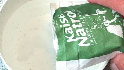 Wenn die Hände durch Gemüse putzen, Gartenarbeit, etc. schmutzig sind, in warmem Wasser baden, dem man 1-2 TL Natron zugibt.