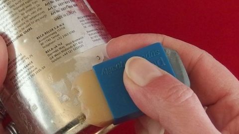Mit weichem, weißem Staedler Radiergummi kann man Reste von Aufklebern entfernen.