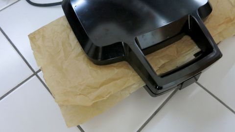 So vermeidet ihr die nervige Reinigung des Sandwichmakers: Packt eure Sandwiches einfach zwischen Backpapier!