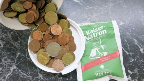 Alte Münzen lassen sich hervorragend mit "Kaiser Natron" reinigen.