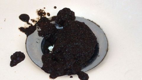 Kaffeesatz wirkt wie Scheuermilch und der verstopfte Abfluss ist schnell wieder frei.