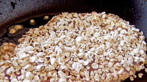 Für die Panierung von Schnitzeln muss man nicht immer Brot- oder Semmelbrösel verwenden: Eine leckere Panade mit Haferflocken ist schnell hergestellt.