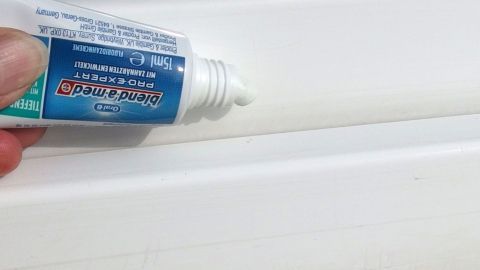 Mit Zahncreme werden Fensterrahmen wieder strahlend weiß.