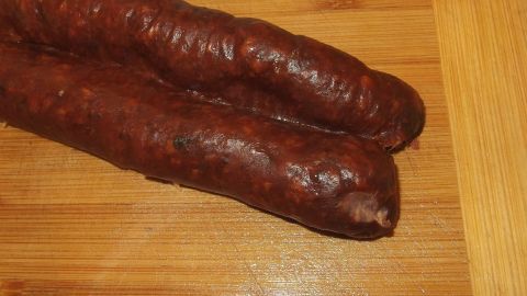 Mit diesem Trick lässt sich die Pelle von Knackwurst ganz einfach entfernen.