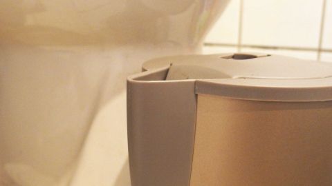 Warmes Essigwasser vom Entkalken des Wasserkochers in der Toilette zum Reinigen weiterverwenden und hartnäckigen Urinstein damit lösen.