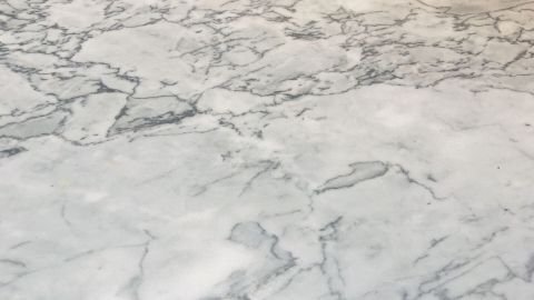 Säureschäden (z. B. von Essigreiniger ...) an Marmoroberflächen mithilfe von Nassschleifpapier und viel Wasser entfernen.