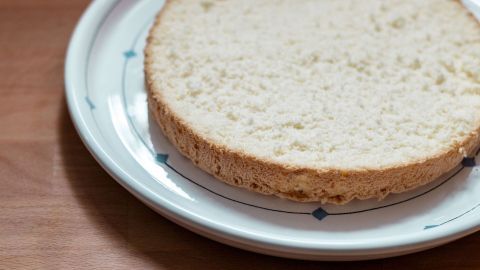 Rezept für einen schnell zuzubereitenden Tortenboden. Bei 150-200 Grad ist er in 15 Minuten fertig gebacken.