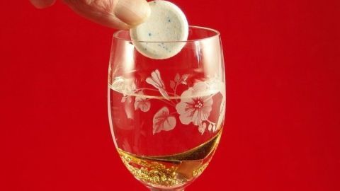 Goldschmuck wird wieder glänzend und sauber, indem man ihn über Nacht, ins Wasserbad mit einer aufgelösten Corega Tabs Brausetablette legt.