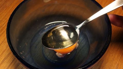 Brandblase mit kaltem Wasser kühlen und dann mit Eiweiß behandeln.