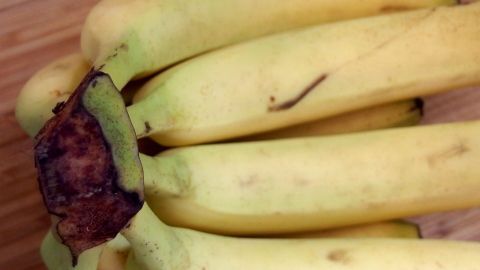 Bananen auf das Gitter im obersten Einschubfach legen. Warten bis sie von oben her dunkel werden, umdrehen Wenn sie auch auf der anderen Seite dunkel sind, herausnehmen.