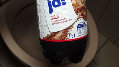 Bei ganz hartnäckigen Urinablagerungen hilf am besten Cola.