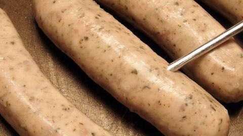 Bratwurst ohne extra Fett braten - kalorienärmer und trotzdem lecker.