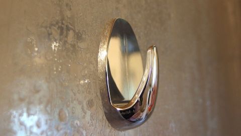 Mithilfe von einer Spachtel, Haken, die schon länger an einer glatten Fläche kleben, leicht entfernen.