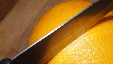 Apfelsinen schälen, ohne große Spritzerei: Dieser Tipp verrät, wie es gelingt.