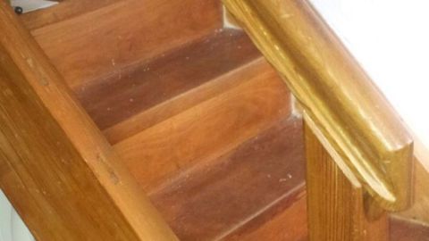 Mit einem Lederpflegemittel die Holztreppe pflegen: Sieht edel aus und man rutscht nicht aus.