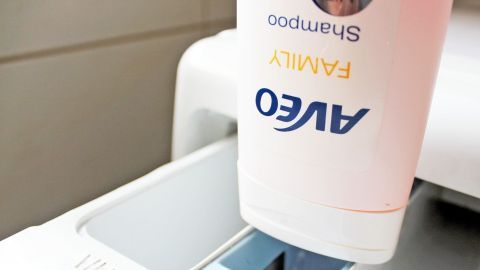 Shampoo kann als Ersatz für Weichspüler verwendet werden: Aber Vorsicht bei der Dosierung, nur ein kleines bisschen nehmen, wegen stärkerer Schaumbildung.