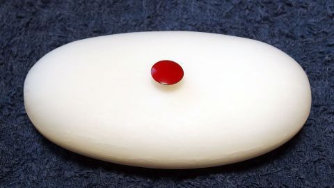 Mit einem Trick lassen sich Reißzwecken problemlos in hartes Holz drücken.