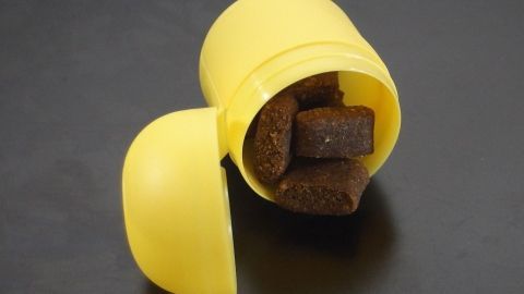 Bewegung und Spiel für den Hund: 2-3 Stücke Trockenfutter in ein Ü-Ei (das gelbe Plastikei) geben und durch die Wohnung schmeißen.