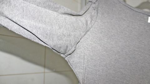 Du kannst Schweißflecken und Schweißgeruch vermeiden, indem du eine Tagesslipeinlage in der Mitte durchschneidest und in das Achselteil deines Kleides klebst.