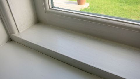 Mit Nagellackentferner kann man Rußflecken vom Fensterrahmen erfolgreich entfernen. Vorher an einer nicht so gut sichtbaren Stelle ausprobieren, ob der Kunststoff die Behandlung unbeschadet übersteht.