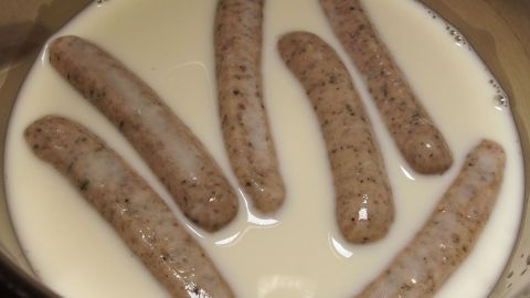 Mit einem kleinen Trick platzen Bratwürste beim Braten nicht mehr auf.