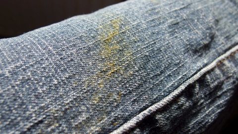 So lassen sich Grasflecken aus Kleidung entfernen: Flecken vor dem Waschen in der Maschine mit Klarspüler vorbehandeln.