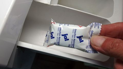 Flecken die schwer aus der Wäsche rausgehen? Gib einfach einen Geschirrspültab mit in die Waschmaschine und die Flecken verschwinden.