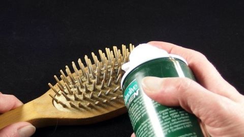 Haarbürste mit Rasierschaum reinigen.